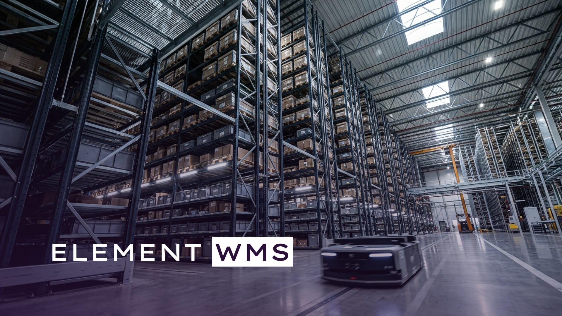 Vysokoregálový sklad plný beden s automatickým vozíkem v uličce, přes fotku logo ELEMENT WMS