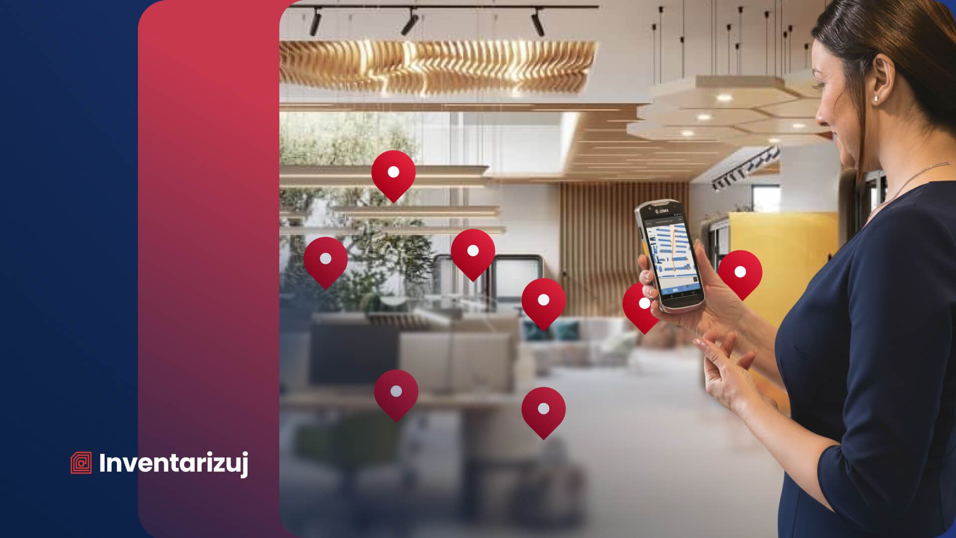 Frau hält in einem modernen Büro ein robustes mobiles Terminal mit einem Gebäudeplan, über dem Foto rote Kartenpins und das Inventarizuj-Logo