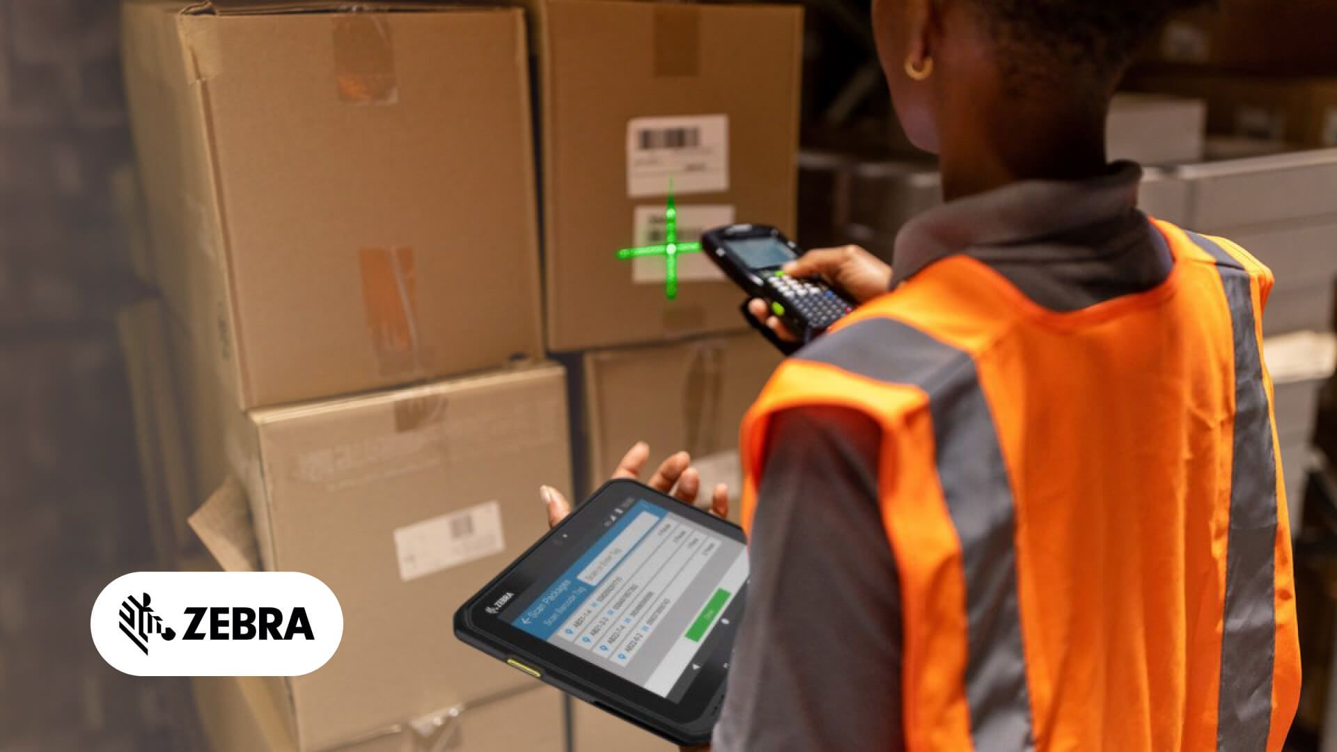 Eine Lagermitarbeiterin in Warnweste scannt mit einem Zebra-Handheld-Terminal einen Barcode auf einem Karton und hält in der anderen Hand ein robustes Tablet, über dem Foto das ZEBRA-Logo