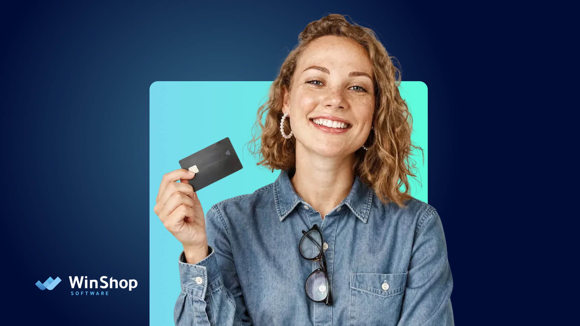 Usměvavá žena v džínové košili drží bezkontaktní platební kartu, na tmavě modrém pozadí logo WinShop Software
